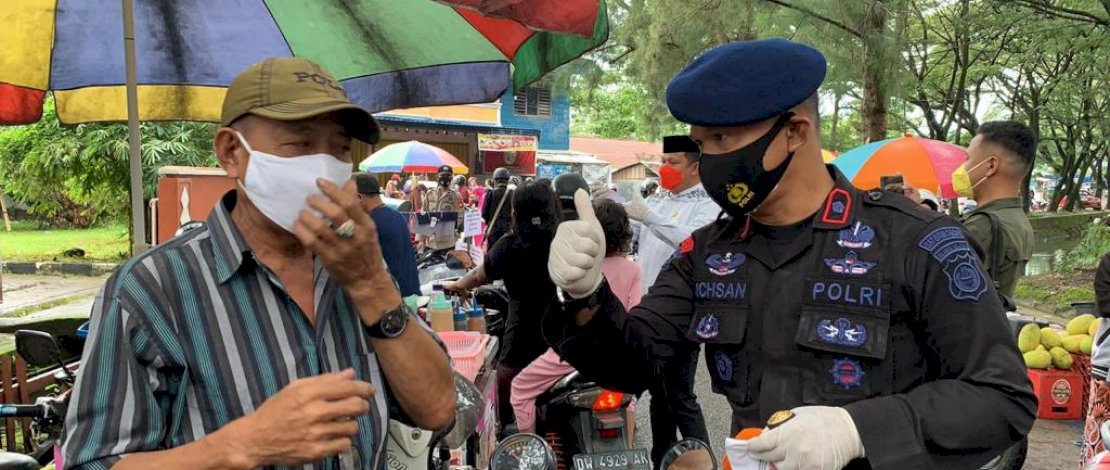 Bone Waspada Covid 19, Danyon C Pelopor Turun Langsung Bagikan Masker Bersama Forkopimda