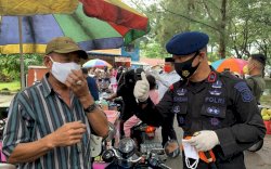 Bone Waspada Covid 19, Danyon C Pelopor Turun Langsung Bagikan Masker Bersama Forkopimda