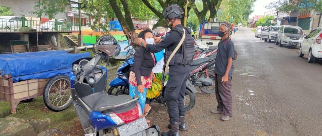 Bone Waspada Covid 19, Danyon C Pelopor Turun Langsung Bagikan Masker Bersama Forkopimda