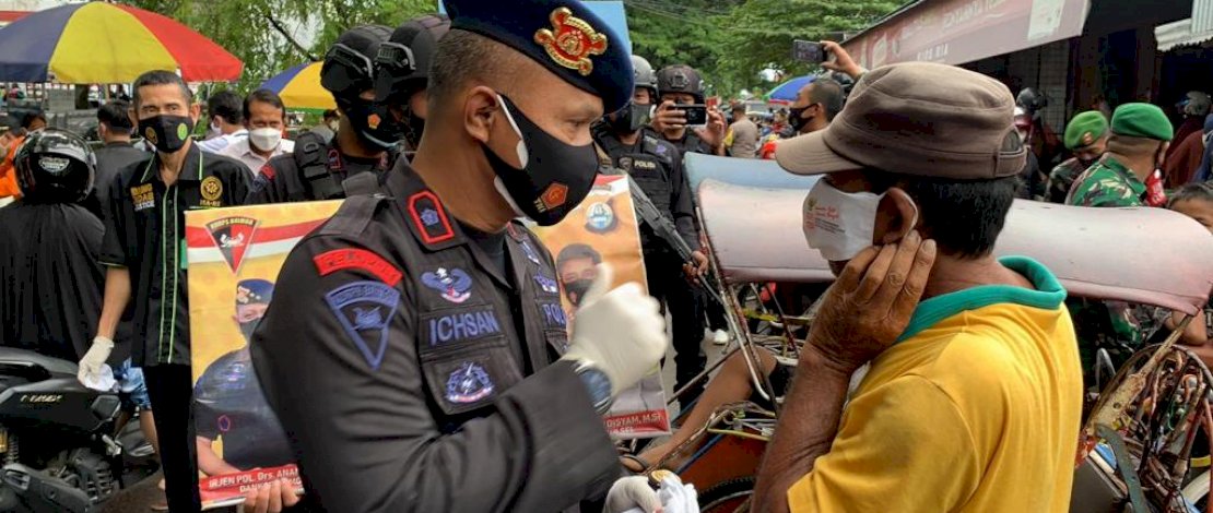 Bone Waspada Covid 19, Danyon C Pelopor Turun Langsung Bagikan Masker Bersama Forkopimda