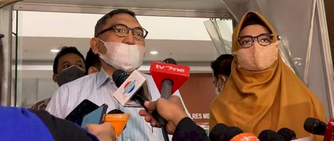 Kuasa hukum Nia Ramadhani dan Ardi Bakrie saat berkunjung ke Polres Metro Jakarta Pusat, Jumat (9/7/2021) malam.