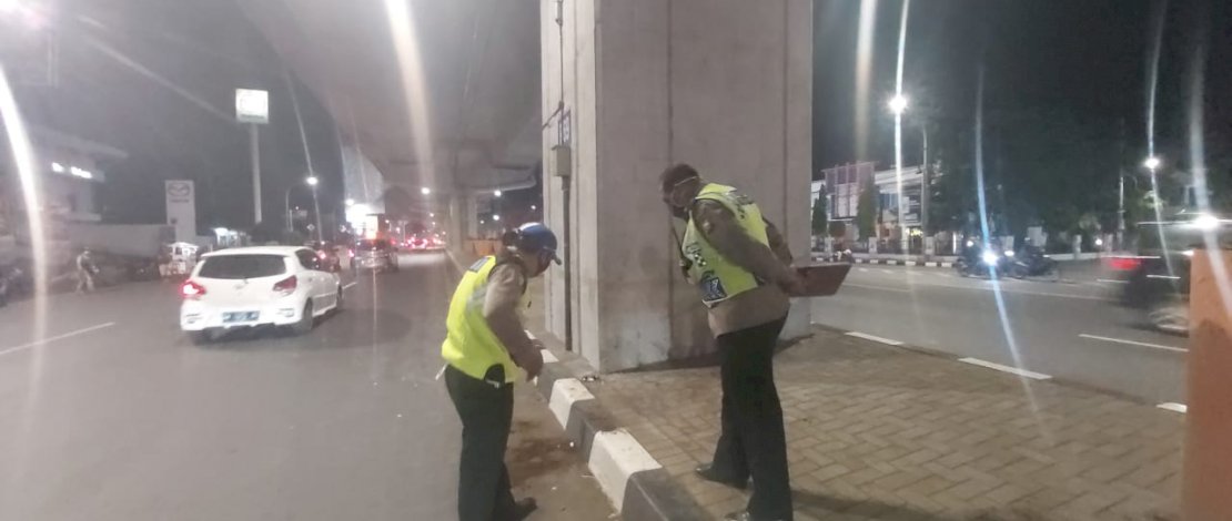 Korban dan TKP lakalantas di tol layang AP Pettarani Makassar.