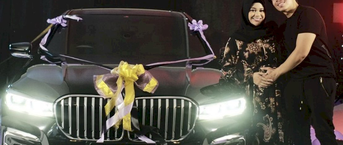 Atta Halilintar Hadiahkan Aurel Hermansyah Mobil Mewah Seharga Rp 2 Miliar 