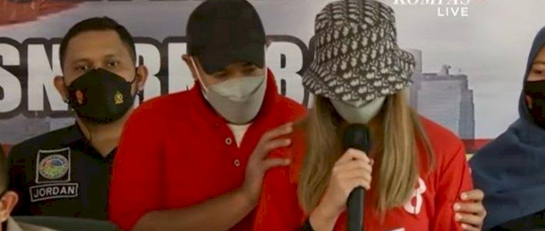 Nia Ramadhani sewaktu membacakan permintaan maafnya, dalam kegiatan Konfrensi Pers di Polda Metro Jaya.