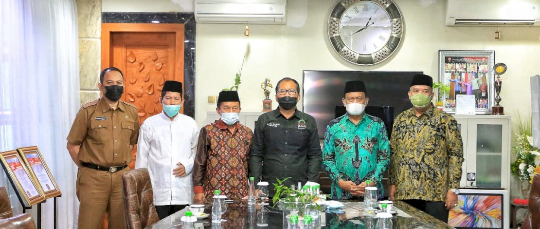 Ketua panitia Musda MUI Sulsel Hasid Hasan Palogai yang hadir bersama pengurus lainnya di Kediaman Pribadi Wali Kota Makassar Jalan Amirullah, Senin (12/7/2021).