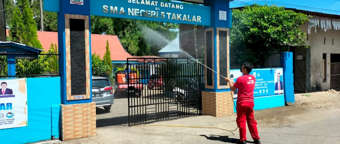 Pastikan steril, Wabup Takalar Pantau Penyemprotan disinfektan disejumlah SMA 