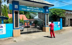 Pastikan steril, Wabup Takalar Pantau Penyemprotan disinfektan disejumlah SMA 