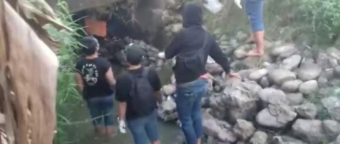 Evakuasi mayat di pengairan persawahan di Manggala.