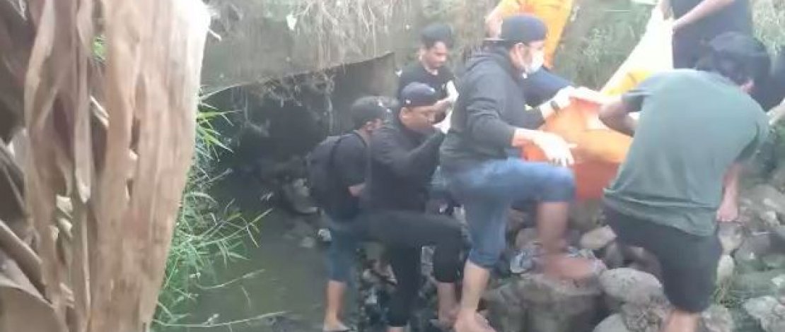 Evakuasi mayat di pengairan persawahan di Manggala.