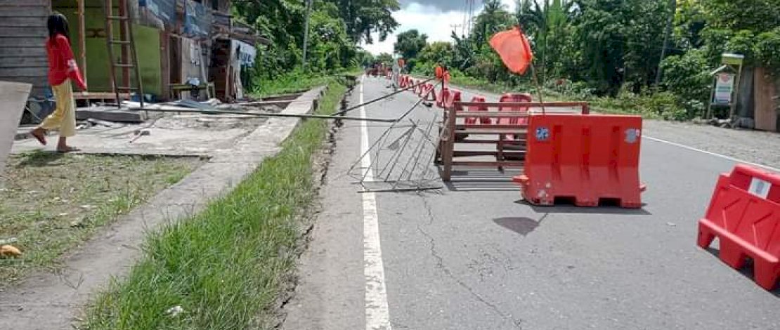 Jalan poros trans Sulawesi di Desa Salu Paremang, tampak retak. 