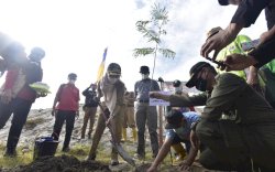 Kenang Satu Tahun Bencana Banjir Pemda Lutra Bersam Forkopimda Tanam 3.110 Pohon di Bantaran Sungai