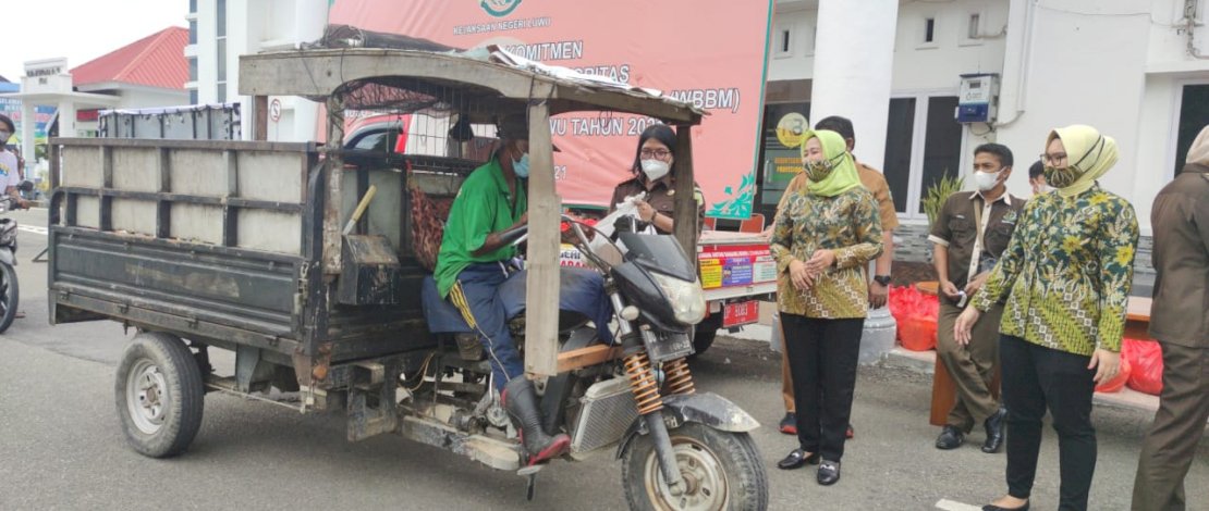 Kejari Luwu Berbagai Sembako Bagi Warga yang Terdampak Covid-19 
