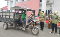 Kejari Luwu Berbagai Sembako Bagi Warga yang Terdampak Covid-19 