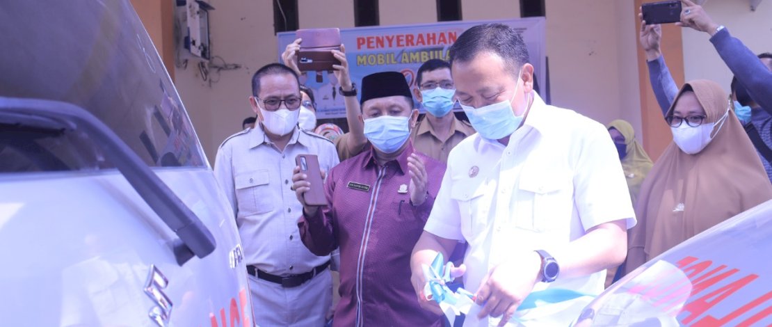 Bupati Takalar H. Syamsari menyerahkan mobil ambulance tersebut untuk dipergunakan di Puskesmas Komara, Puskesmas Sanrobone, Puskesmas Aeng Toa, dan Puskesmas Mangarabombang, Selasa (13/7/2021).