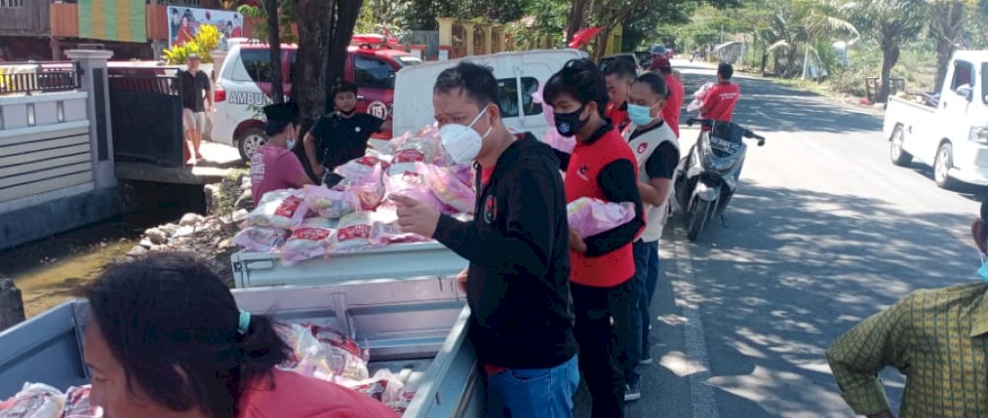 Pendistribusian bantuan Sembako oleh Ketua BAGUNA PDI Perjuangan Sulsel, dokter Fadli Ananda bersama tim di Kabupaten Jeneponto, Minggu (11/7/2021).