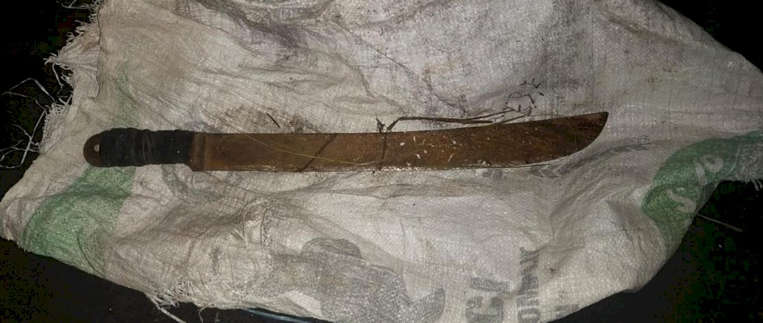 Pelaku pembunuhan, Dg Mangung dan barang bukti parang.