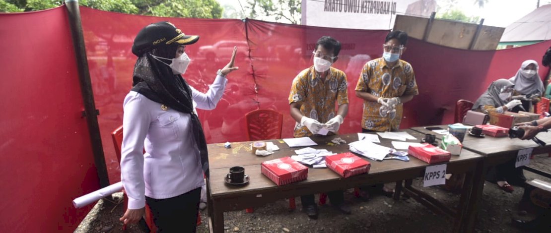 Bupati Lutra saat meninjau persiapan Pemilihan Kepala Desa, Rabu (14/7/2021).