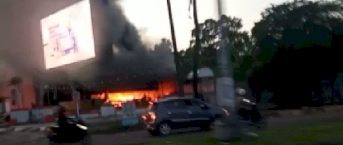 Kebakaran di Cafe IndiHome Kantor PT Telkom Regional 7 Makassar, pagi tadi.