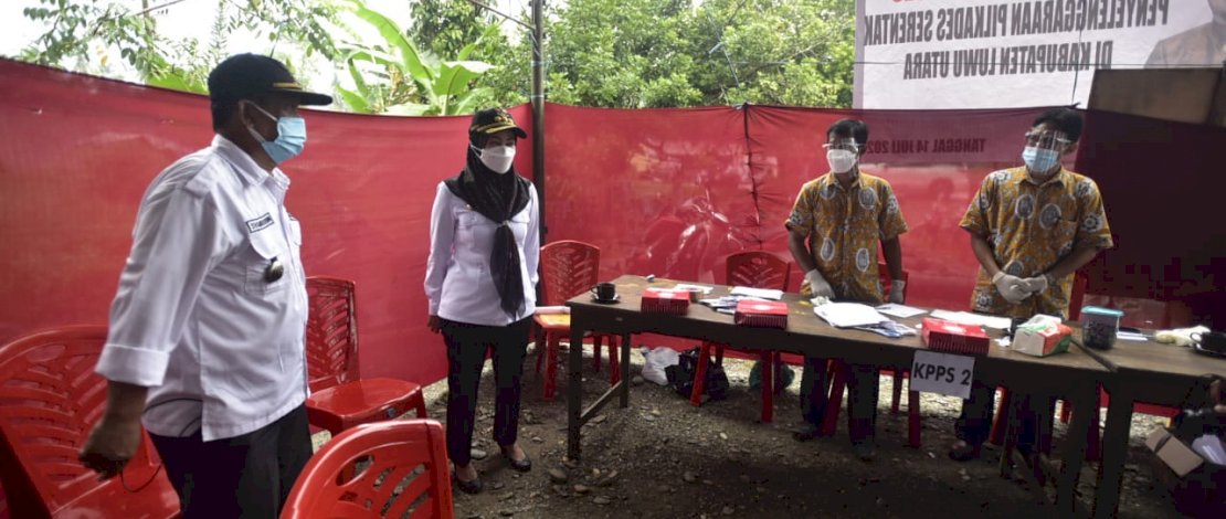 Bupati Lutra, Indah Putri Indriani meninjau perhelatan pilkades di wilayahnya.