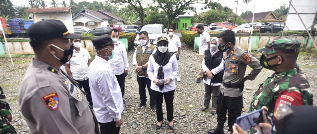 Bupati Lutra, Indah Putri Indriani meninjau perhelatan pilkades di wilayahnya.