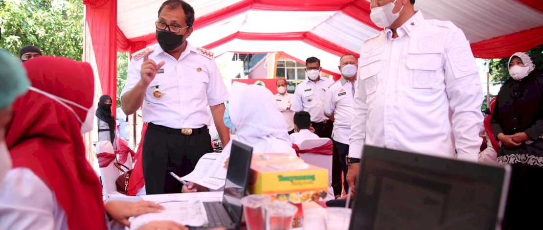 Wali Kota Makassar bersama Kabinda Sulsel, meninjau pelaksanaan vaksinasi massal tingkat SMP di SMPN 40 JL Aroeppalal, Makassar.