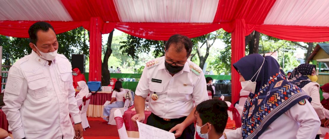 Wali Kota Makassar bersama Kabinda Sulsel, meninjau pelaksanaan vaksinasi massal tingkat SMP di SMPN 40 JL Aroeppalal, Makassar.
