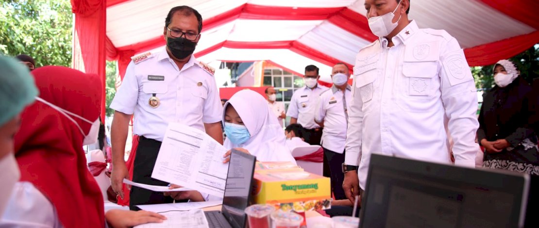 Wali Kota Makassar bersama Kabinda Sulsel, meninjau pelaksanaan vaksinasi massal tingkat SMP di SMPN 40 JL Aroeppalal, Makassar.
