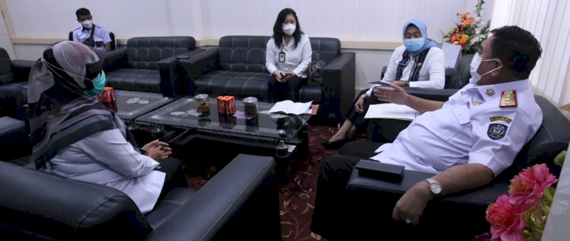 Kepala BPOM Makassar, Hardaningsih, saat menemui Sekretaris Daerah Provinsi Sulsel, Abdul Hayat Gani, di Kantor Gubernur, Rabu, 14 Juli 2021. Kepala BPOM Makassar, Hardaningsih, saat menemui Sekretaris Daerah Provinsi Sulsel, Abdul Hayat Gani, di Kantor Gubernur, Rabu, 14 Juli 2021.
