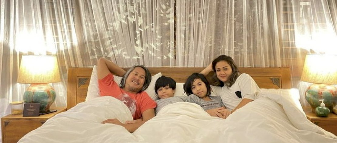 Nirina Zubir dan keluarganya di sebuah kamar hotel di Labuang Bajo yang diposting, Rabu (14/7/2021).