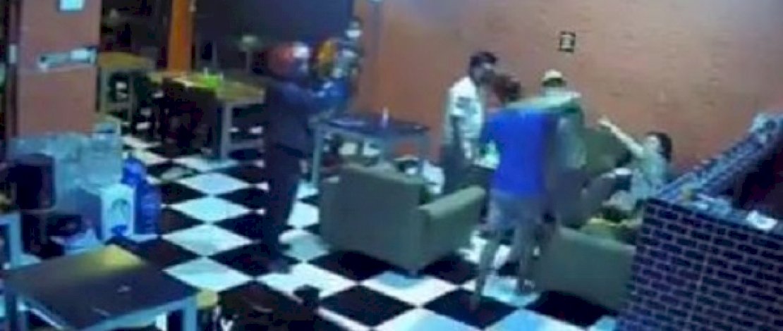 Tangkapan layar CCTV pada saat insiden pemukulan di Kafe Ivan, Panciro, Gowa.