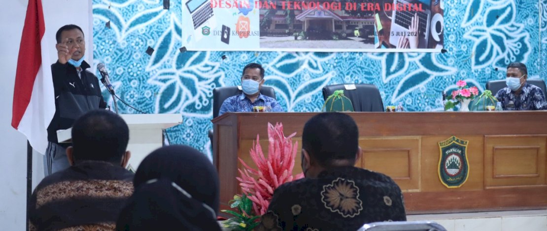 Bupati Takalar saat memberikan sosialisasi kepada para pedagang dan UMKM terkait dalam kegiatan "sosialisai usaha mikro dalam pengembangan produksi, desain, dan teknologi di Era Digital", Kamis (15/7/2021).