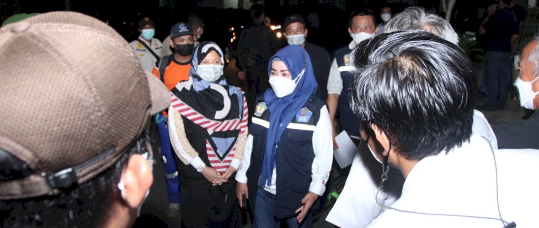 Pj Sekda Gowa, H Kamsina saat berkomunikasi dengan pemilik kafe di Panciro, Gowa. 