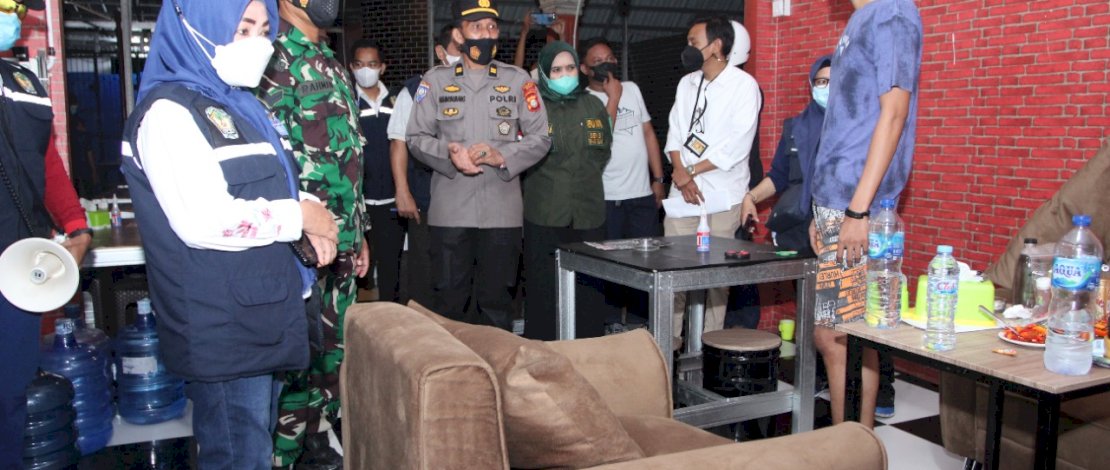 Pj Sekda Gowa, H Kamsina saat berkomunikasi dengan pemilik kafe di Panciro, Gowa. 