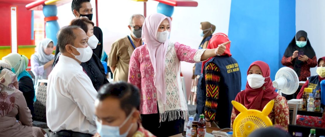 Ketua PHRI bersama Wakil Wali Kota Makassar, meninjau pelaksanaan vaksin gratis di Phinisi Point, Kamis (15/7/2021).