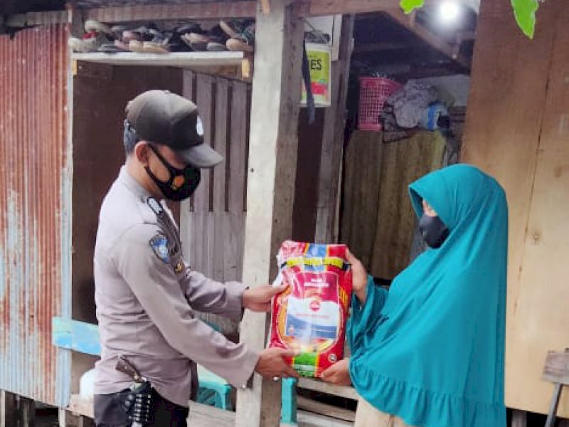 Polres Bulukumba Salurkan Bansos ke Masyarakat Terdampak PPKM
