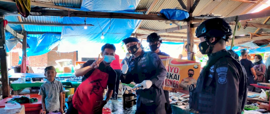 Jelang Idul Adha 1442 H, Danyon C Pelopor-Forkopimda Bone Bagikan Masker di Pasar Tradisional Jelang Idul Adha 1442 H, Danyon C Pelopor-Forkopimda Bone Bagikan Masker di Pasar Tradisional