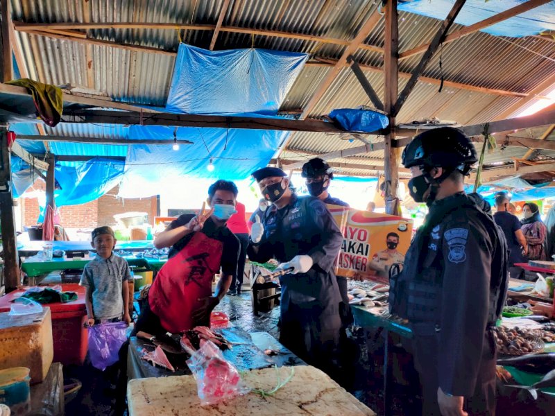 Jelang Idul Adha 1442 H, Danyon C Pelopor-Forkopimda Bone Bagikan Masker di Pasar Tradisional