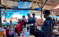 Jelang Idul Adha 1442 H, Danyon C Pelopor-Forkopimda Bone Bagikan Masker di Pasar Tradisional