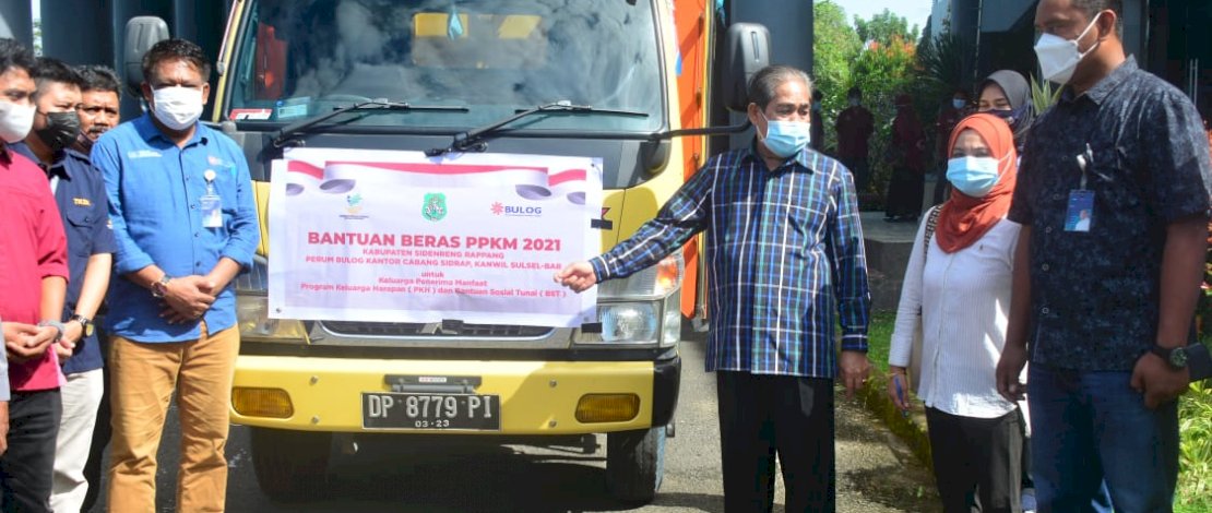 Bupati Sidrap, Dollah Mando, melepas beras untuk PPKM. Bupati Sidrap, Dollah Mando, melepas beras untuk PPKM.
