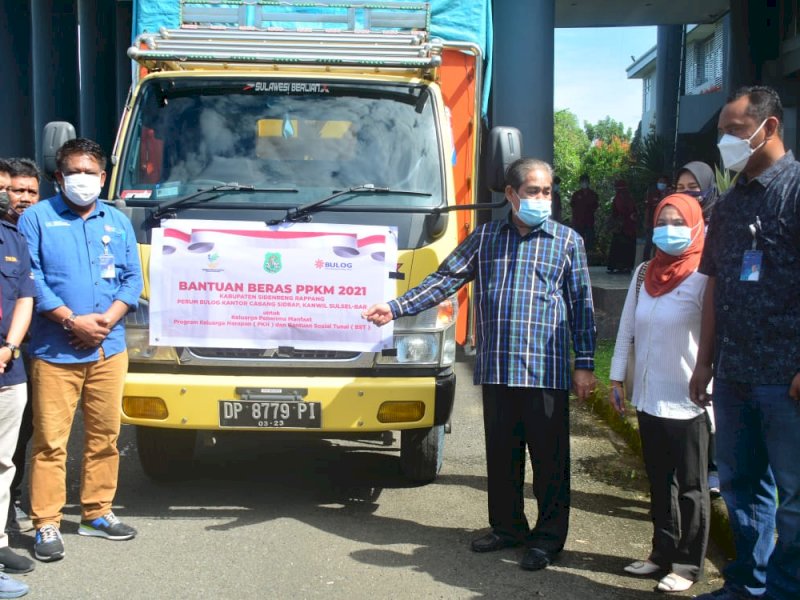 Dollah Mando Luncurkan Penyaluran Beras PPKM di Sidrap