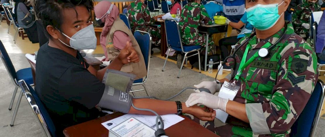 Salah seorang pemain PSM Makassar ikut divaksin di sekolah Islam Athirah.