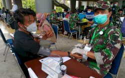 Pemain PSM Makassar Ikut Vaksin di Sekolah Islam Athirah