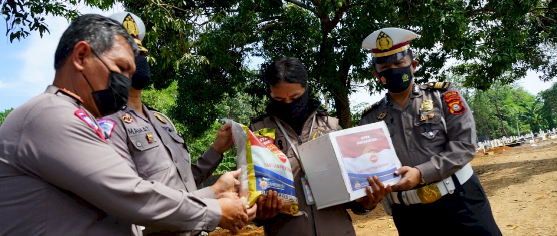 Salurkan Bantuan PPKM Mikro, Ditlantas Polda Sulsel Sasar Penggali Kubur Makam Covid-19 Macanda Salurkan Bantuan PPKM Mikro, Ditlantas Polda Sulsel Sasar Penggali Kubur Makam Covid-19 Macanda