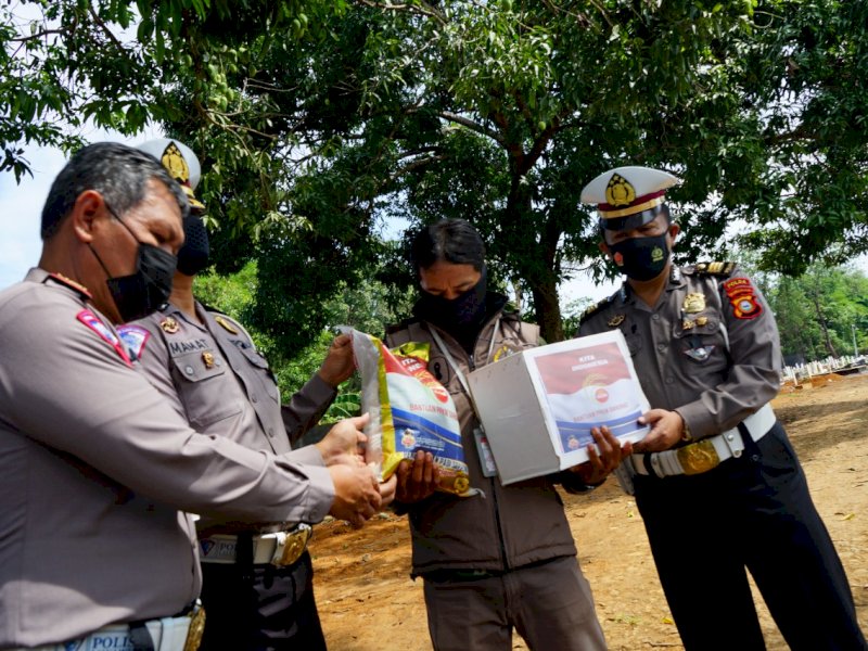 Salurkan Bantuan PPKM Mikro, Ditlantas Polda Sulsel Sasar Penggali Kubur Makam Covid-19 Macanda