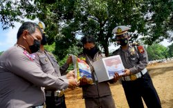 Salurkan Bantuan PPKM Mikro, Ditlantas Polda Sulsel Sasar Penggali Kubur Makam Covid-19 Macanda