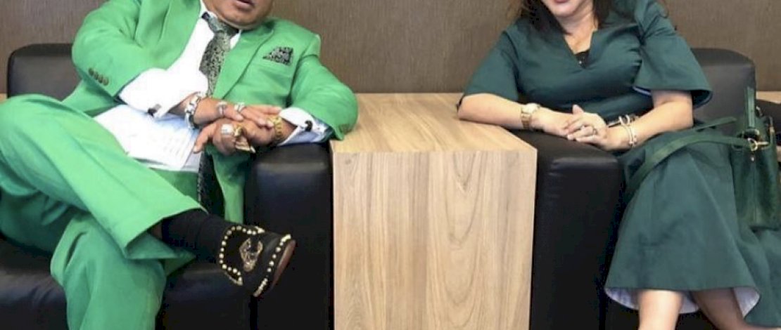 Potret Hotman dan Asisten Pribadinya.