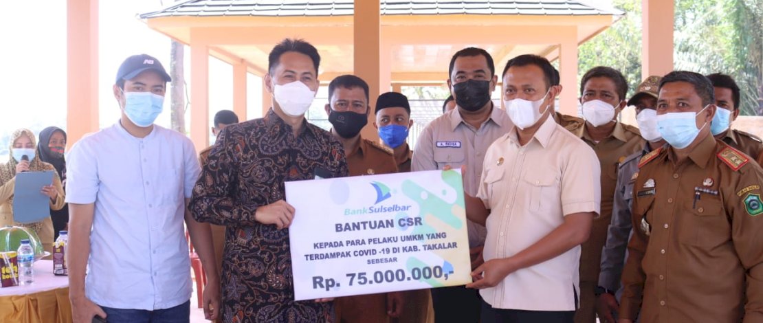 Direktur Utama Bank Sulselbar Amri Mauraga menyerahkan bantuan dana Corporate Social Responsibilty (CSR) sebesar Rp 75 juta kepada pemkab Takalar.