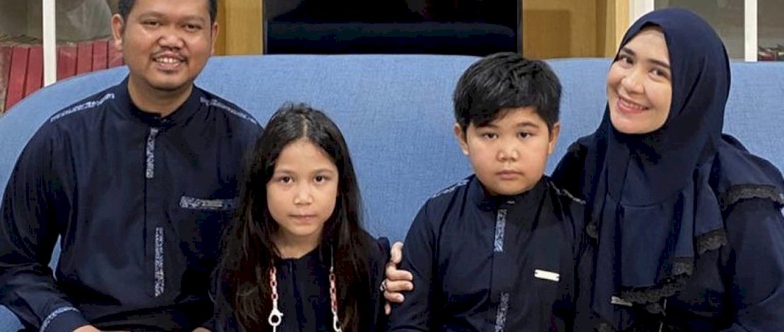 Potret Dokter Fadli Ananda bersama keluarganya saat merayakan Hari Raya Idul Adha di kediamannya, Selasa (21/7/2021)
