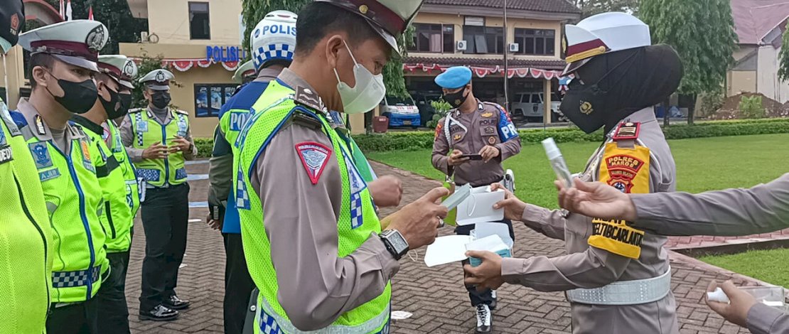 Kasat Lantas Polres Maros, AKP Dharmawaty membagikan vitamin dan perlengkapan kesehatan kepada anggotanya.