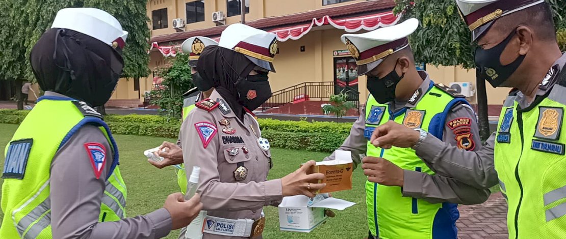 Kasat Lantas Polres Maros, AKP Dharmawaty membagikan vitamin dan perlengkapan kesehatan kepada anggotanya.